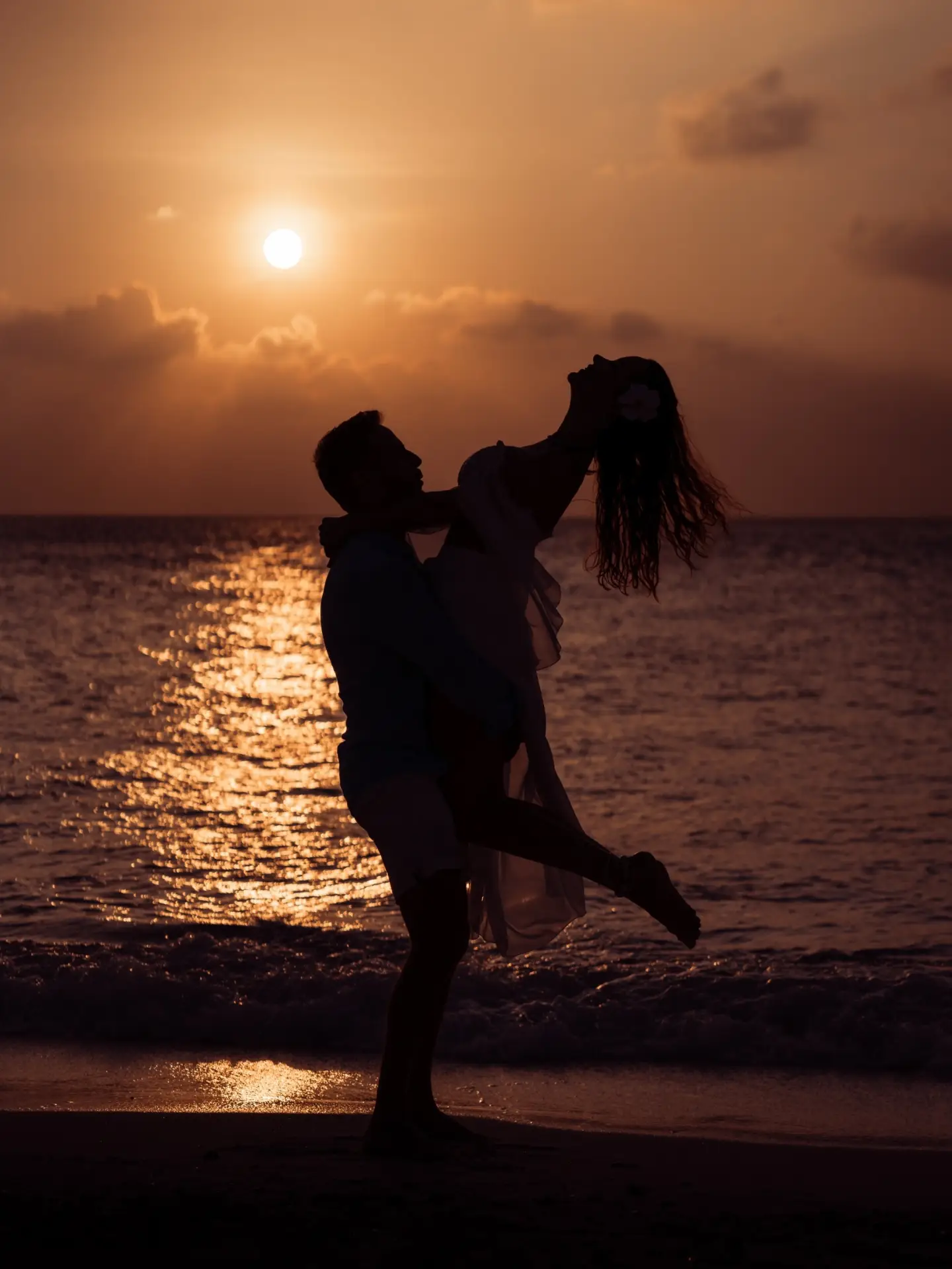 Foto condivisa da Fushifaru Maldives | Boutique Resort il 18 settembre 2026, taggando @islandmoments.mv. Potrebbe essere un'immagine di una o più persone, persone che si baciano, spiaggia, oceano e testo.