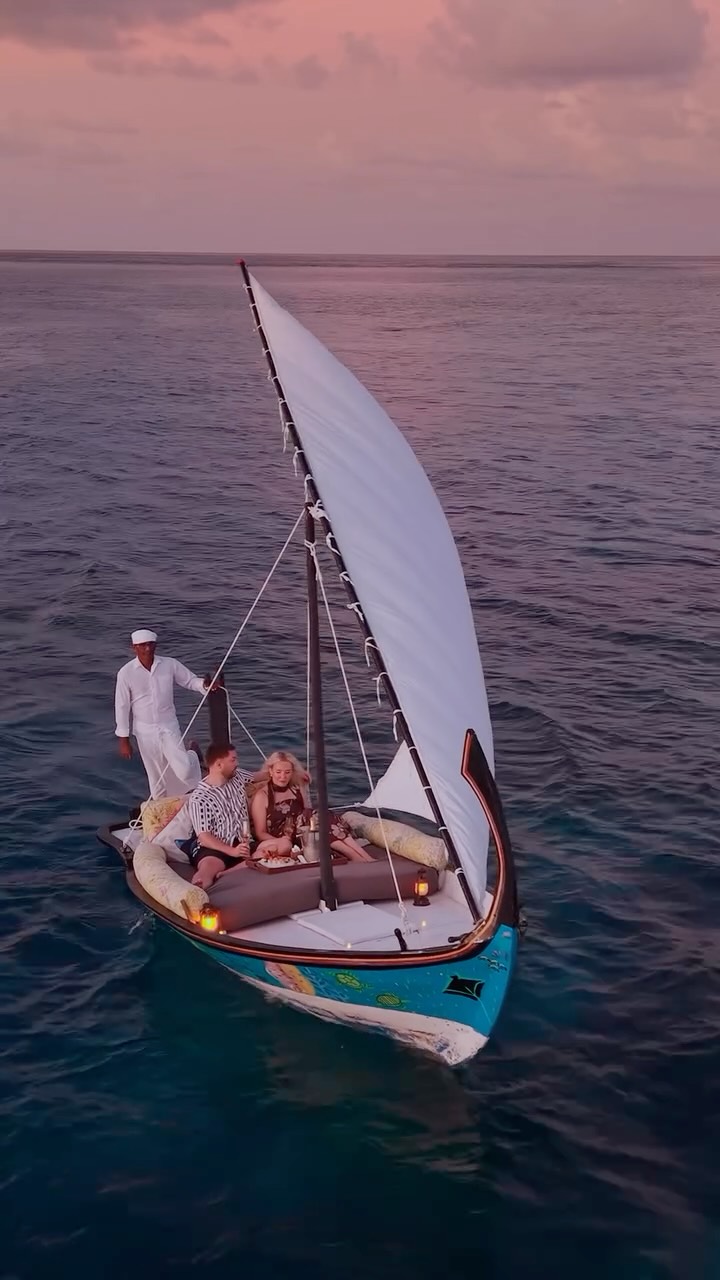 Une voile privée au coucher du soleil aux Maldives, capturée depuis la mer et le ciel 🌅⛵️

Glissant sur une eau bleue limpide à bord d'un dhoni maldivien traditionnel, avec des ciels dorés et des aperçus de Fushifaru en chemin 💙
