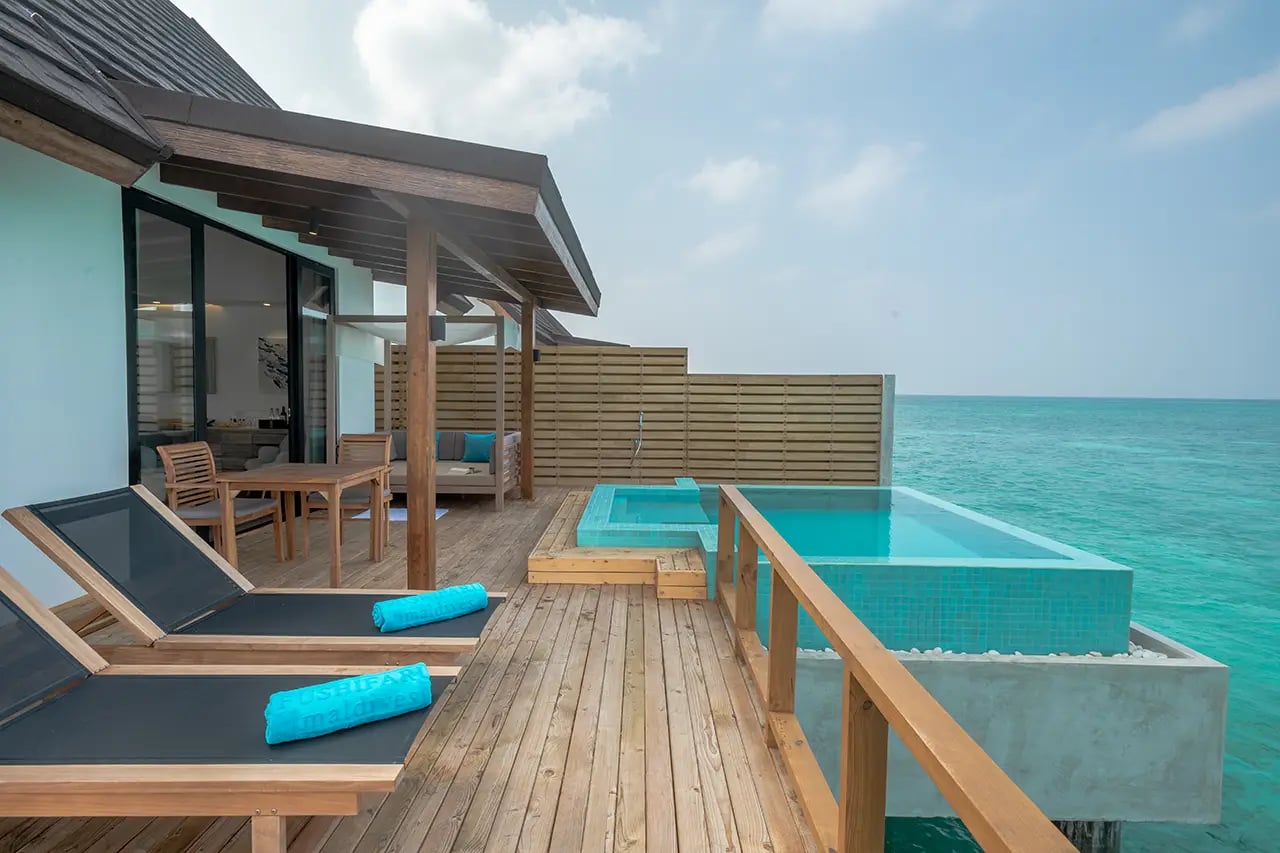 Pool Water Villa bei Fushifaru Maldives