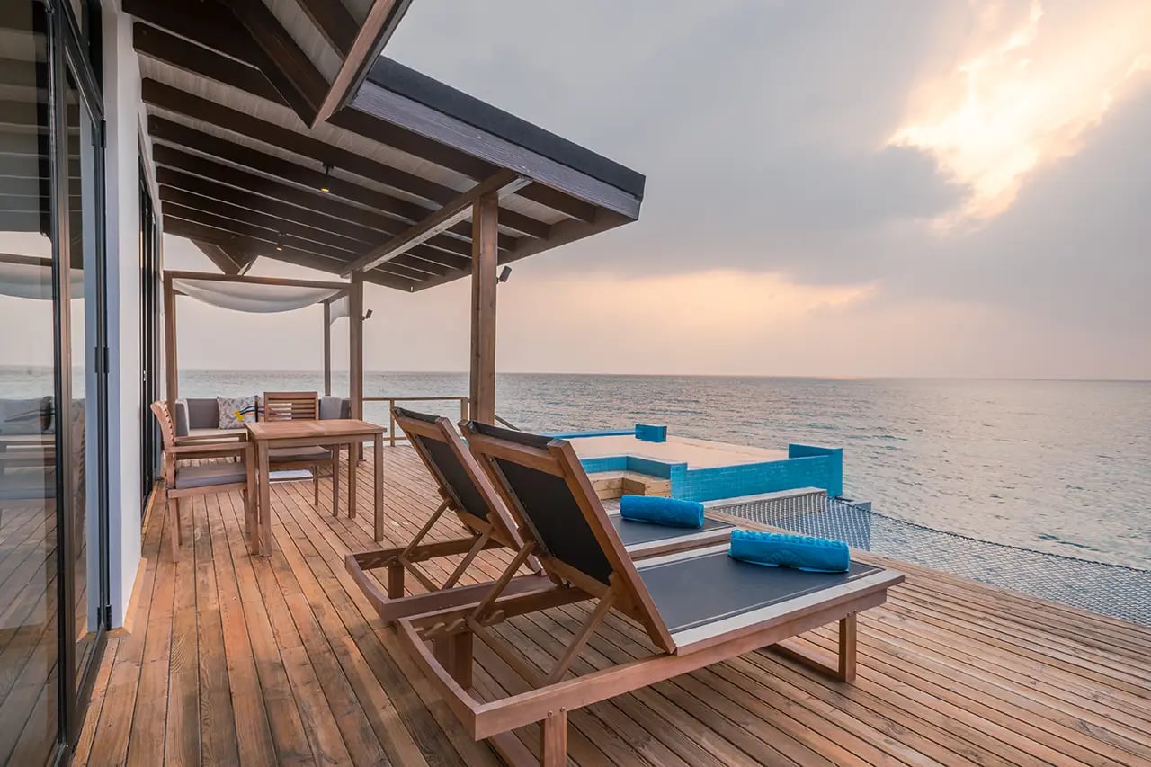 Premium Pool Water Villa bei Fushifaru Maldives