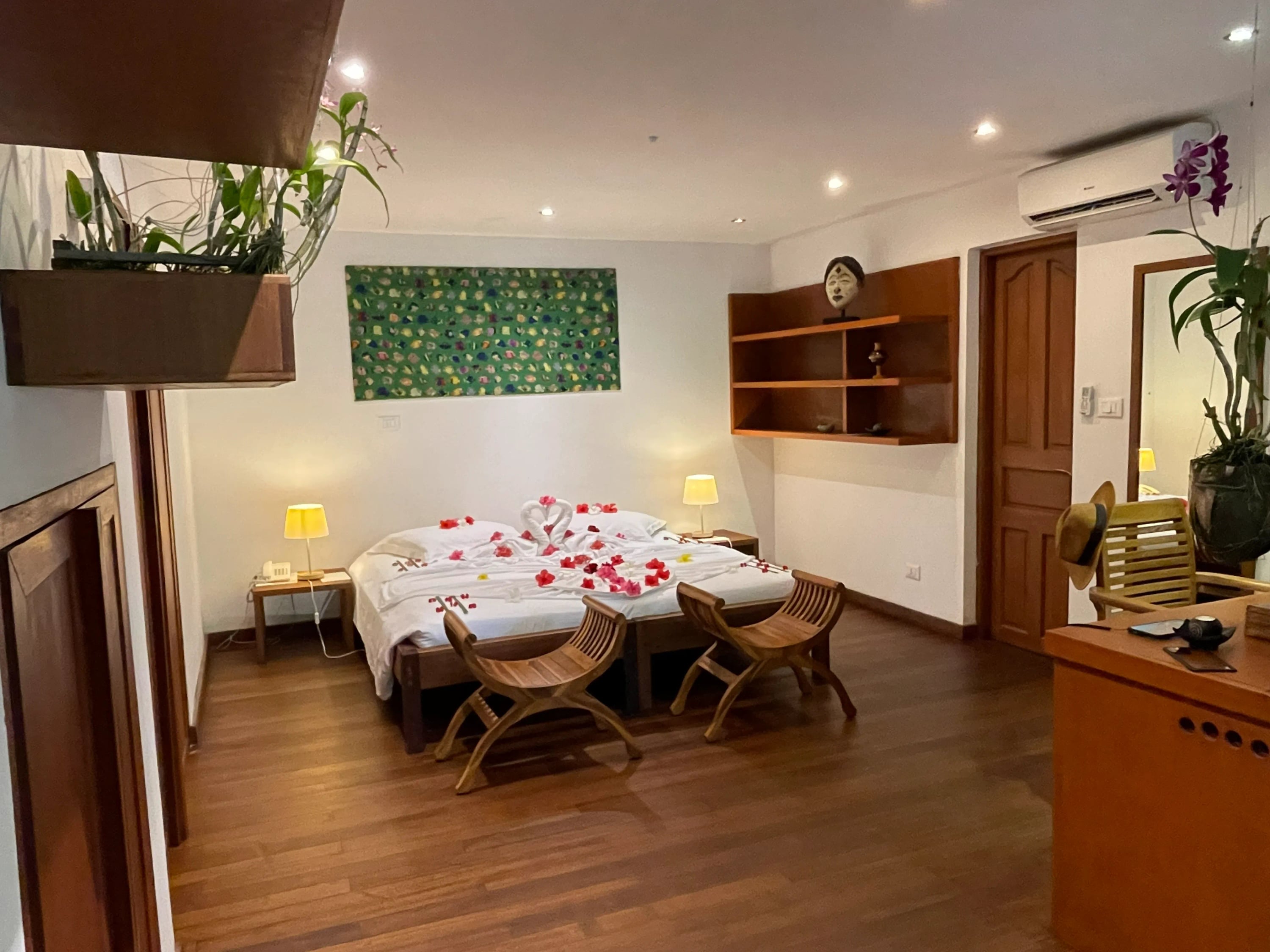 Club Room, une chambre jardin au mobilier en teck avec véranda donnant sur la végétation de l'île à Gangehi Island Resort & Spa