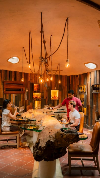 Eine süße Erinnerung an den World Chocolate Day im Gili Lankanfushi.

Verborgen unter der Insel bot unser Underground Wine Cellar die Kulisse für einen Abend mit kuratierten Wein- und Schokoladenpaarungen, bei dem jede S