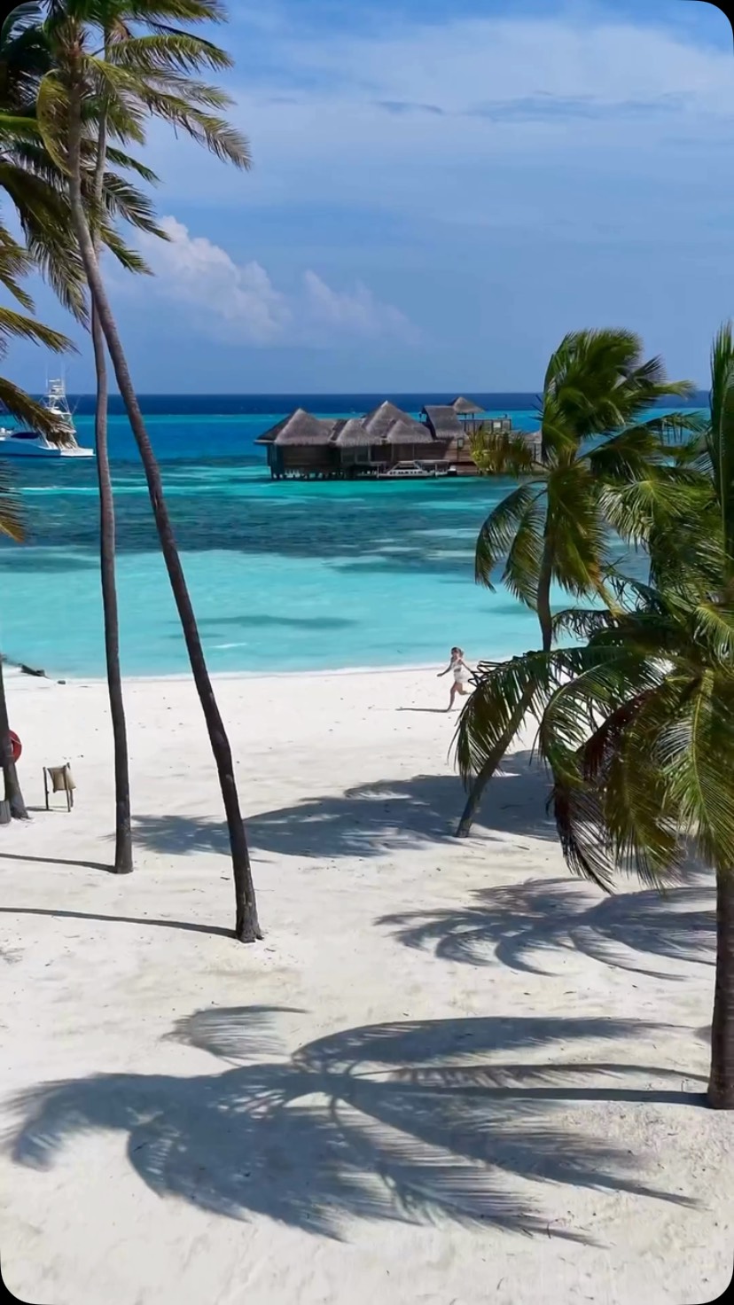Von endlosen türkisfarbenen Horizonten bis zum sanften Rhythmus des Inselalltags — Gili Lankanfushi ist ein Ort, an dem Einfachheit zum ultimativen Luxus wird.

Eingebettet in eine unberührte Lagune auf den Malediven, bietet unsere priva