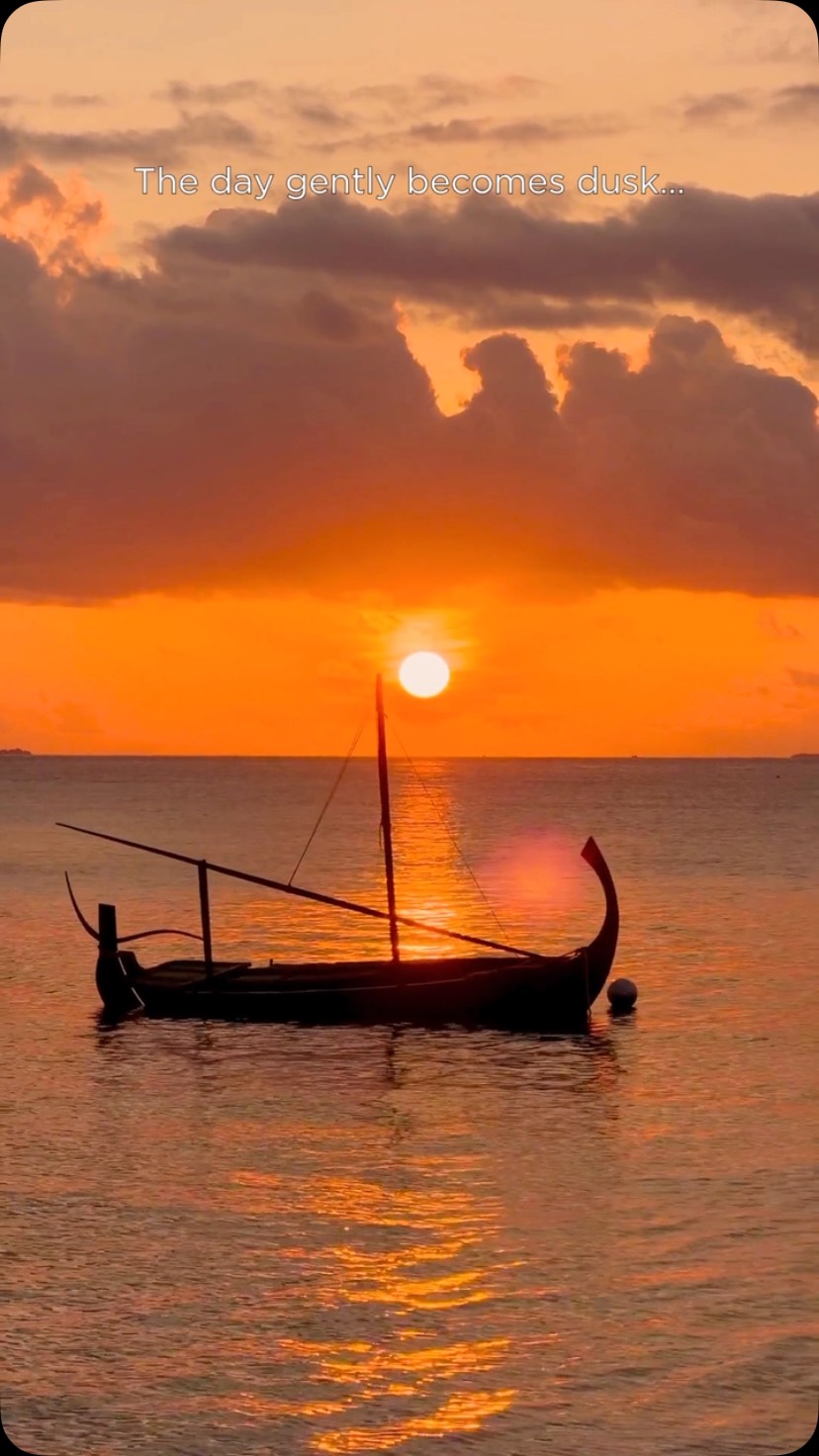 Where the island slows, and barefoot island life begins.

As the last golden light lingers over the lagoon, the ocean sets the pace and the sky transforms into shades of gold, pink, and amber.

From s