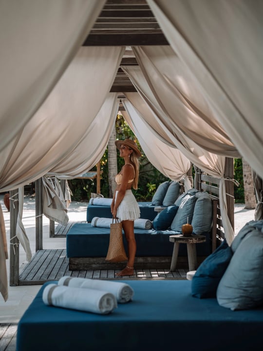Foto condivisa da Lisa | travel content creator il 06 settembre 2026 con tag @gili.lankanfushi e @maledivenreisen. Potrebbe essere un'immagine di zanzariera, letto, tenda, chaise longue, sdraio, cabana, ambienti est