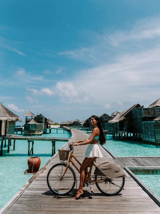 Foto geteilt von Steffi | Travel Creator & Photographer am 30. August 2026 mit Markierung von @gili.lankanfushi und @maledivenreisen. Zeigt möglicherweise Fahrrad, im Freien und Text.