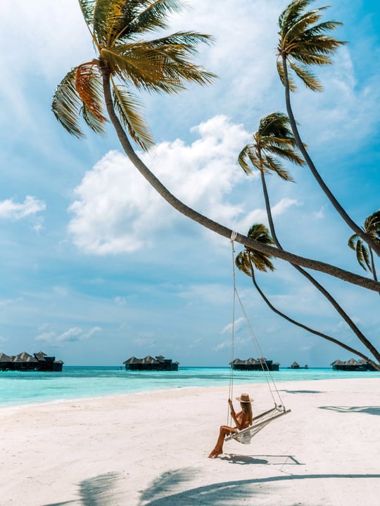 Foto geteilt von Lisa | travel content creator am 30. August 2026 mit Markierung von @gili.lankanfushi und @maledivenreisen. Zeigt möglicherweise Strand, Palmen und Text.