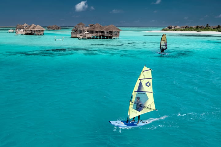 Foto von Ismail Niyaz Mohamed auf Gili Lankanfushi, Malediven mit @gili.lankanfushi. Zeigt möglicherweise Bootsrennen, Segel, Segelboot, Schiff, Speedboot, Yacht, Floß, Ozean und Text.