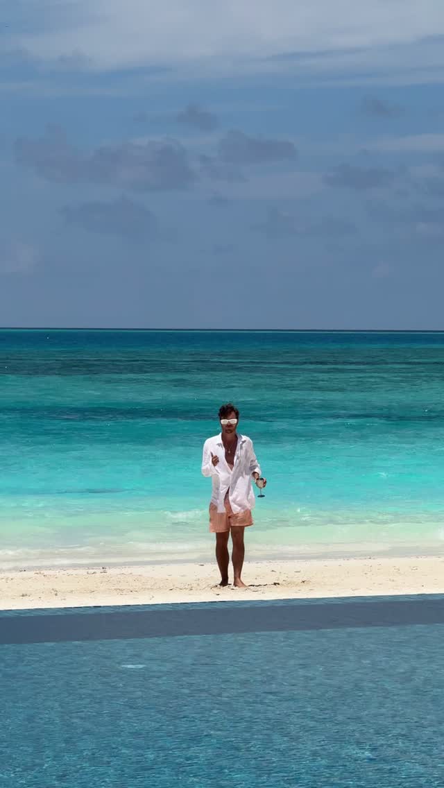 Meeresbrisen, die Sie den Strand entlang jagen, Wellen, die Sie herausfordern, schneller zu laufen, und Horizonte, die vor Übermut funkeln. Der Strand ist nicht nur der Ort, an dem Geschichten beginnen.

Er ist der Ort, an dem die Freude ihre Sandalen abstreift a
