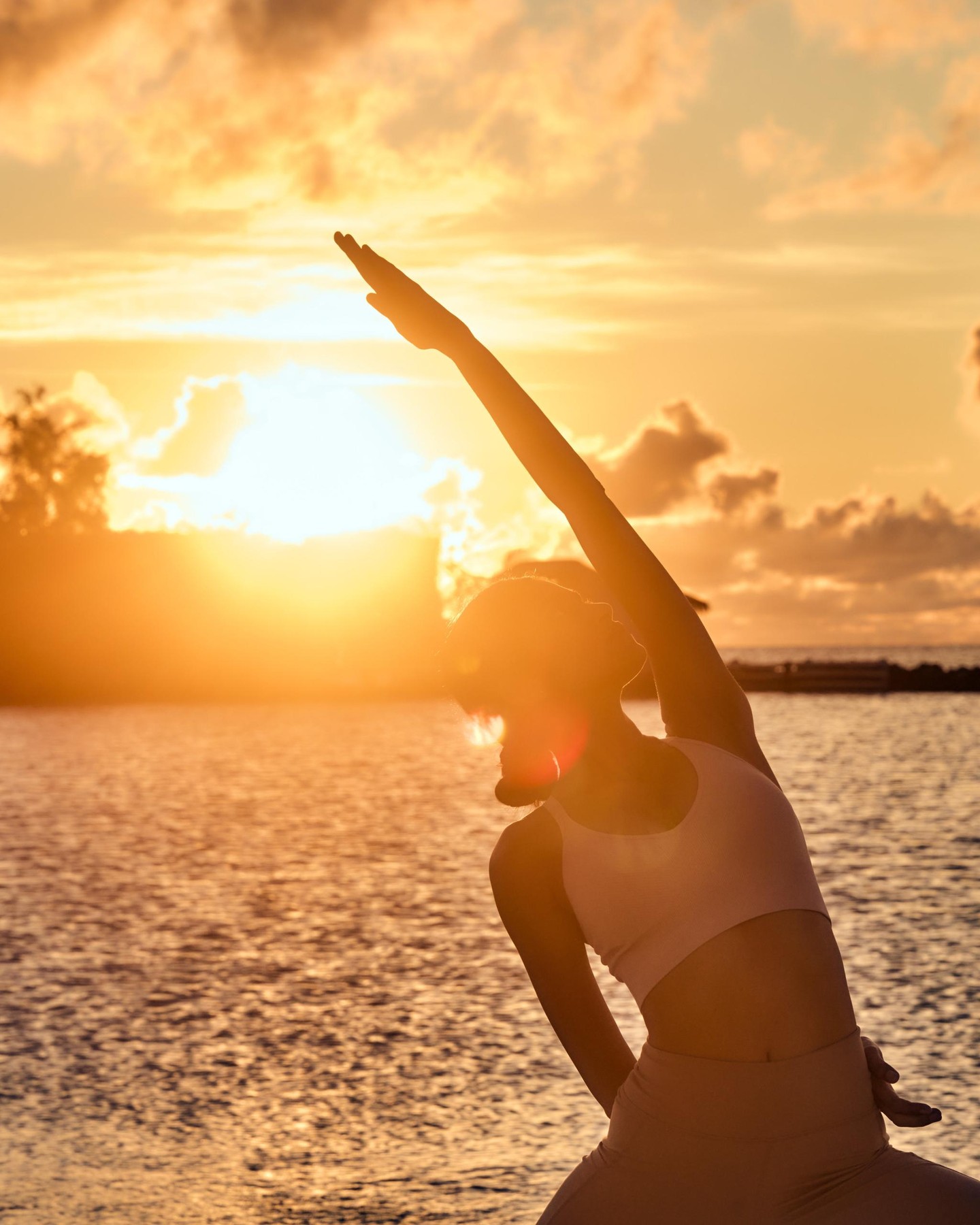 Pas de réveil. Pas de trajet. Juste les premières lueurs sur l'Ocean Indien.

Le yoga au lever du soleil est l'une des façons les plus simples de changer le rythme d'une journée à Kodhipparu.

Inspirez. Étirez-vous. Laissez l'île prendre le relais