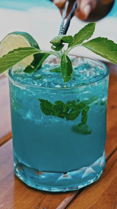 Sehen Sie zu, wie die Farben von Hakuraa zum Leben erweckt werden, Guss für Guss.

Inspiriert von der kristallklaren Lagune rund um Cinnamon Hakuraa Huraa Maldives, ist die Hakuraa Lagoon ein erfrischender Signature-Mocktail 