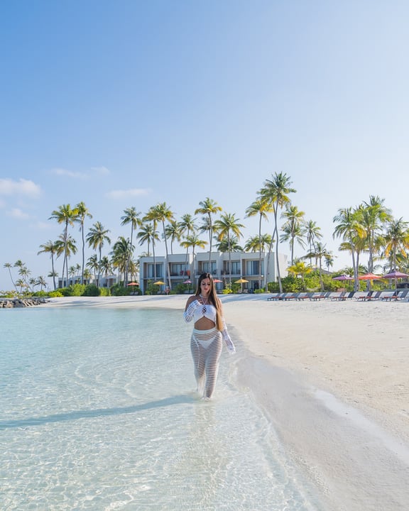 Foto von Hard Rock Hotel Maldives am 12. Juli 2026. Könnte ein Bild von einem Sommerkleid, Strand, Ozean, Palmen, Wasser und Text sein.