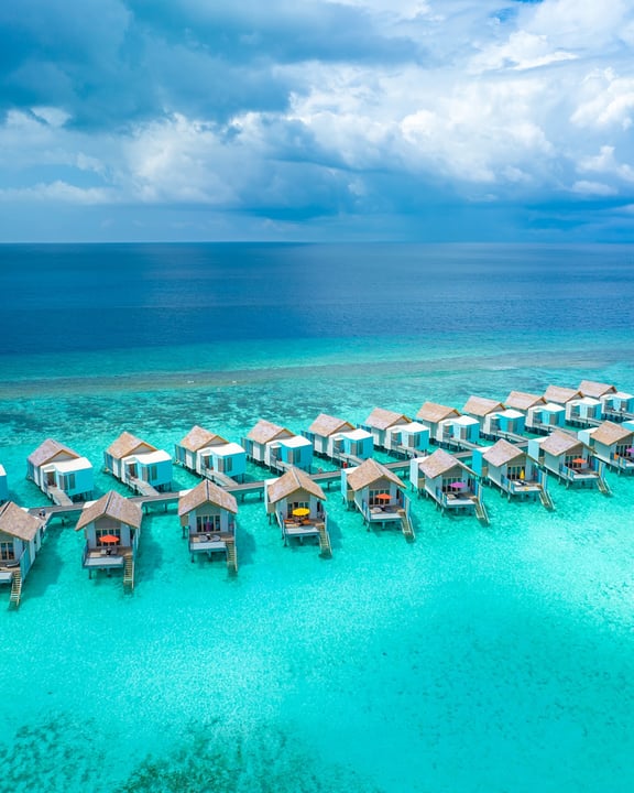 Foto von Hard Rock Hotel Maldives vom 04. September 2026. Könnte ein Bild von Liegestuhl, Sonnenschirm, Horizont, Gewässer, Cabana und Text sein.