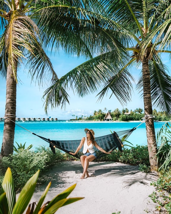 Foto von Hard Rock Hotel Maldives vom 31. August 2026. Könnte ein Bild von Hängematte, Palmen und Text sein.