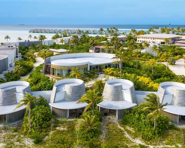 Foto di Hard Rock Hotel Maldives dell'11 settembre 2026. Potrebbe essere un'immagine di lettino e testo.