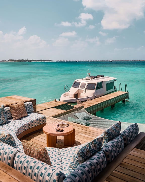 Arrivez autrement. À travers le bleu, directement vers un lieu qui n'appartient qu'à vous.⁠
⁠
#HereBaaAtoll #SeasideCollection