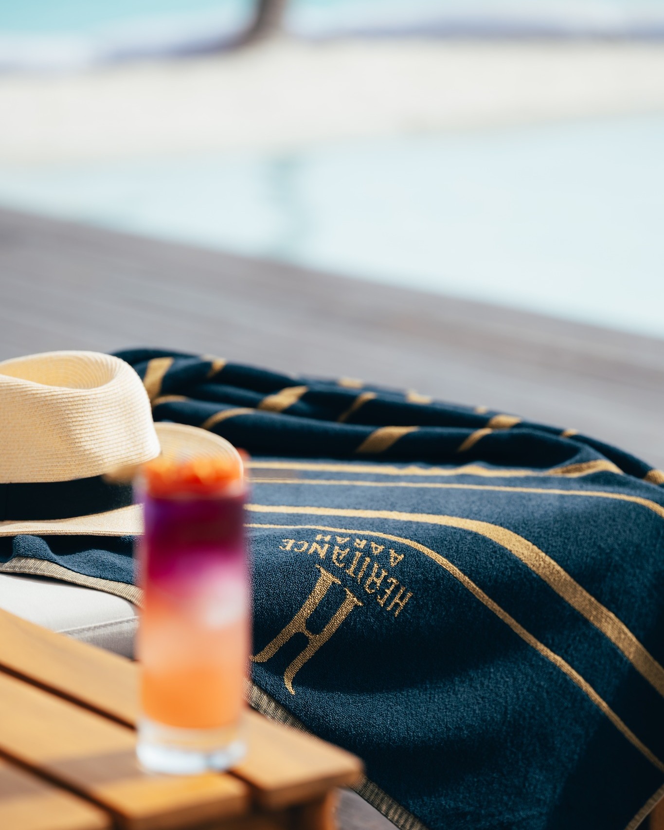 Foto di Heritance Aarah del 16 settembre 2026. Potrebbe essere un'immagine di asciugamano, sedia a sdraio, sarong, shaker per cocktail, cabana e testo.