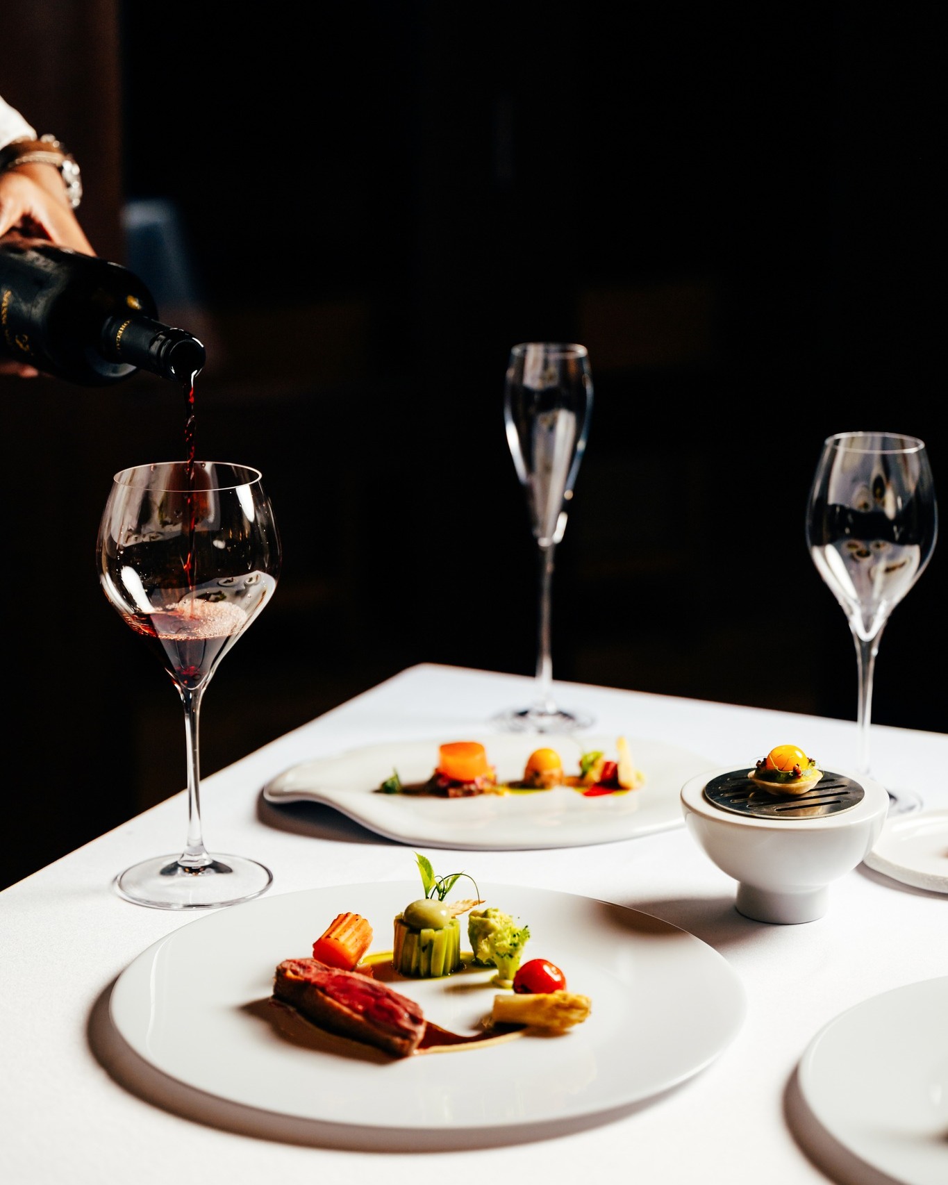 Quand le bon vin rencontre les bonnes saveurs.

Découvrez l'art d'accorder des vins soigneusement sélectionnés à une cuisine magnifiquement élaborée chez Heritance Aarah, où chaque gorgée et chaque bouchée se rejoignent