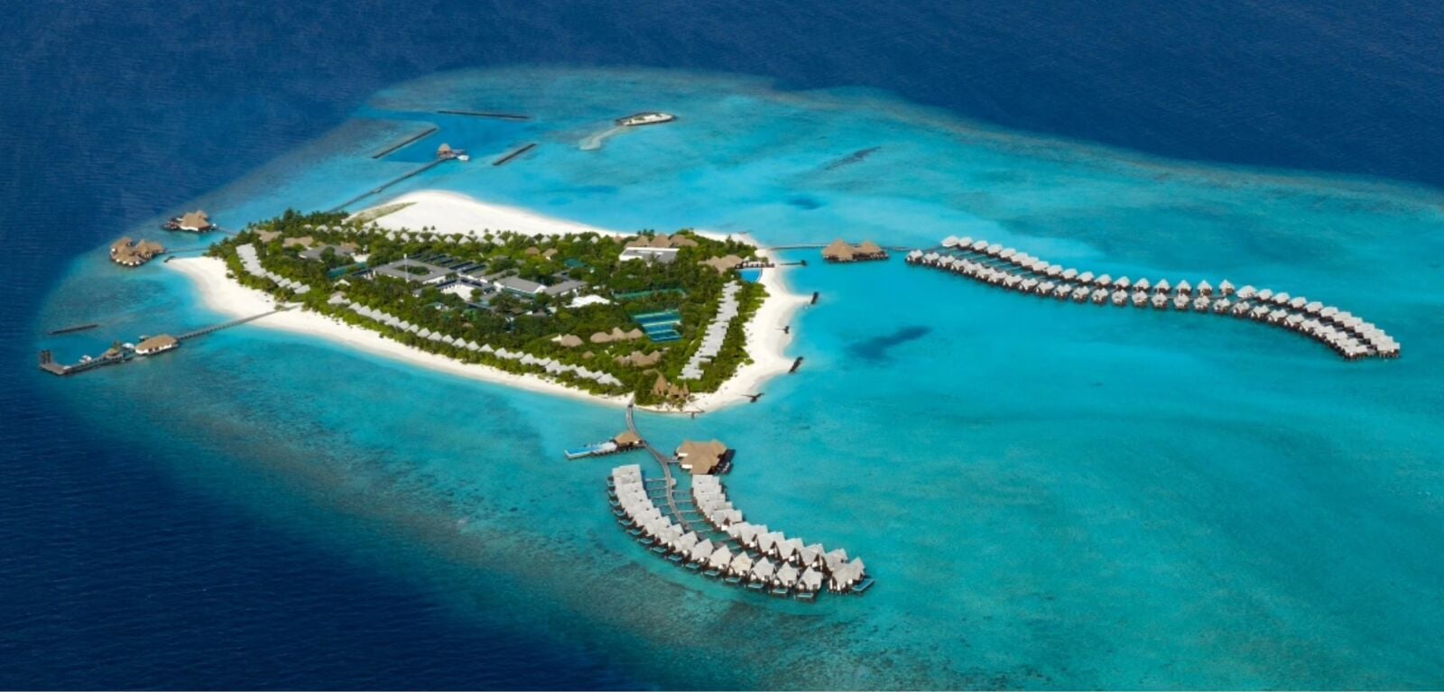 Luftaufnahme der Insel Heritance Aarah, umgeben von Wasservillen und einer türkisfarbenen Lagune.