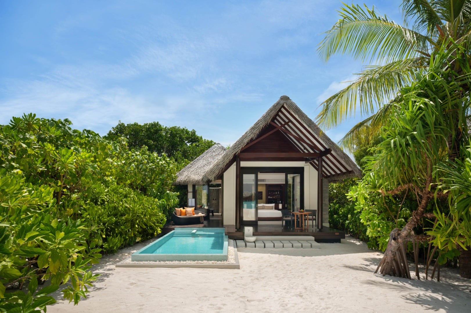 Sunset Pool Beach Villa im Heritance Aarah