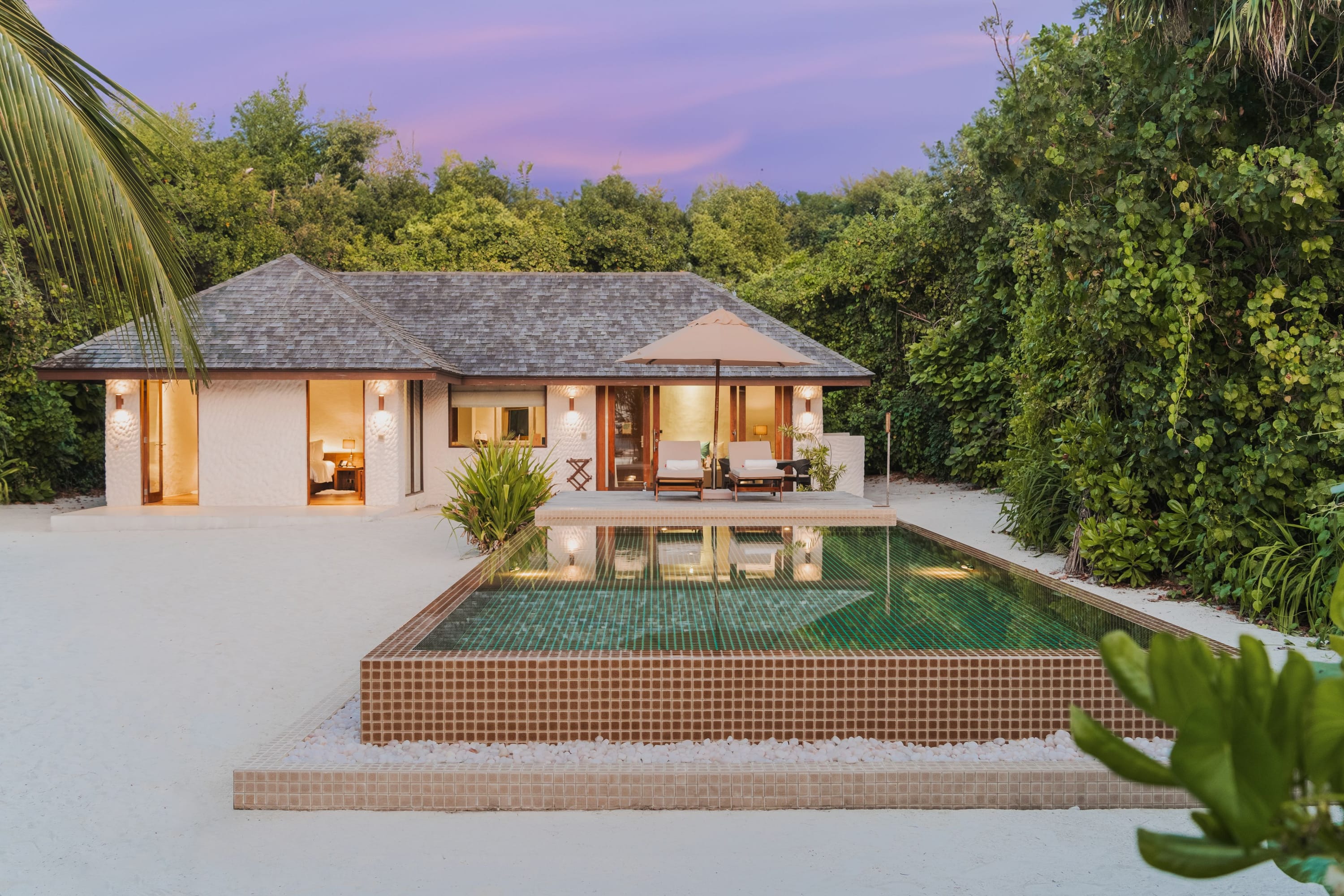 Deluxe Sunset Beach Villa mit Pool im Hideaway Beach Resort & Spa