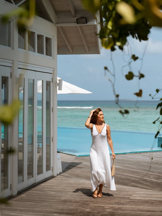 Foto geteilt von Andra Oprea am 09. Juli 2026, verlinkt mit @hideawaybeachmaldives, @eturia.ro und @circuiterra_net. Könnte ein Bild von Sarong, Sommerkleid, im Freien, Cabana und Text sein.