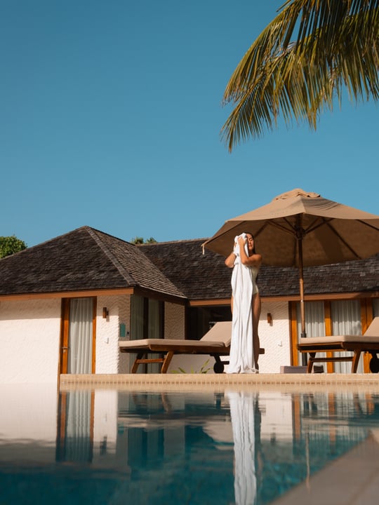 Foto geteilt von Andra Oprea am 11. Juli 2026, verlinkt mit @hideawaybeachmaldives, @eturia.ro und @circuiterra_net. Könnte ein Bild von Pool, Cabana, im Freien und Text sein.
