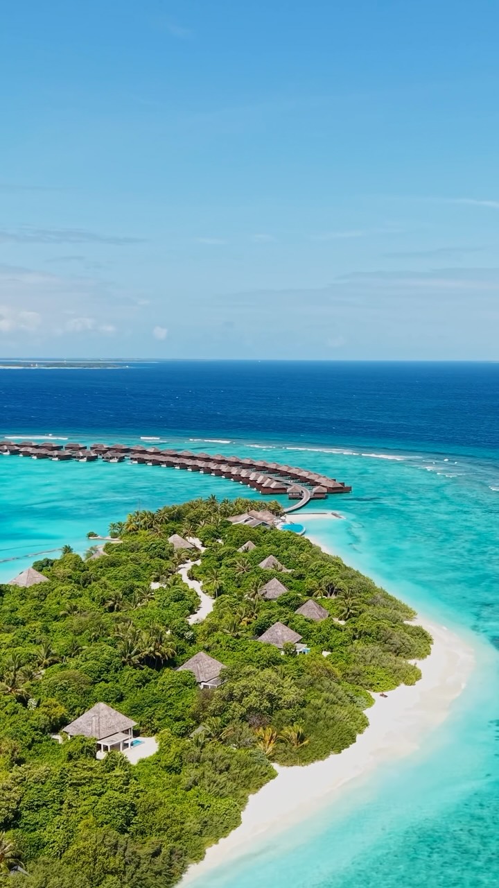 Ob Sie zum weichen Sand einer Strandvilla erwachen oder zum sanften Wiegen des Ozeans unter einer Wasservilla – das Leben im Hideaway ist in Natur und Privatsphäre gehüllt. Umgeben von der unberührten Schönheit der M