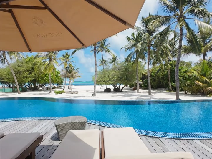 Where poolside days are made for slowing down, Meeru Bar is the perfect place to take it all in. With direct access to the turquoise waters and a relaxed island atmosphere, it is where refreshing drin