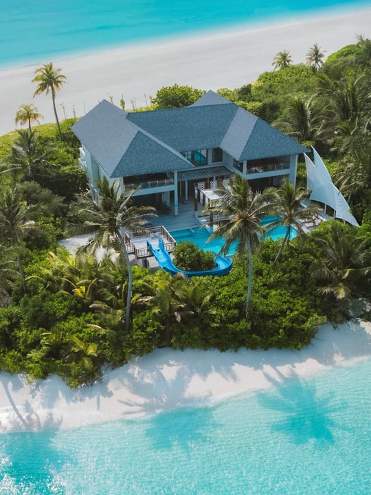 Foto von Hideaway Beach Resort & Spa im Hideaway Beach Resort & Spa Maldives. Könnte ein Bild von Ozean, Cabana und Text sein.