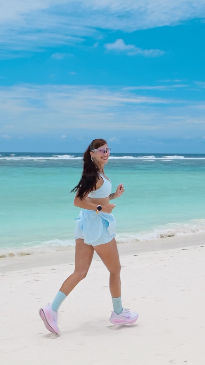 Manca 1 giorno. Il conto alla rovescia finisce domani. Tutto è pronto per i 5K e i 10K lungo i sentieri tropicali di Hideaway, sull'acqua e lungo la costa. Ci vediamo alla linea di partenza per la Maldives Hidea