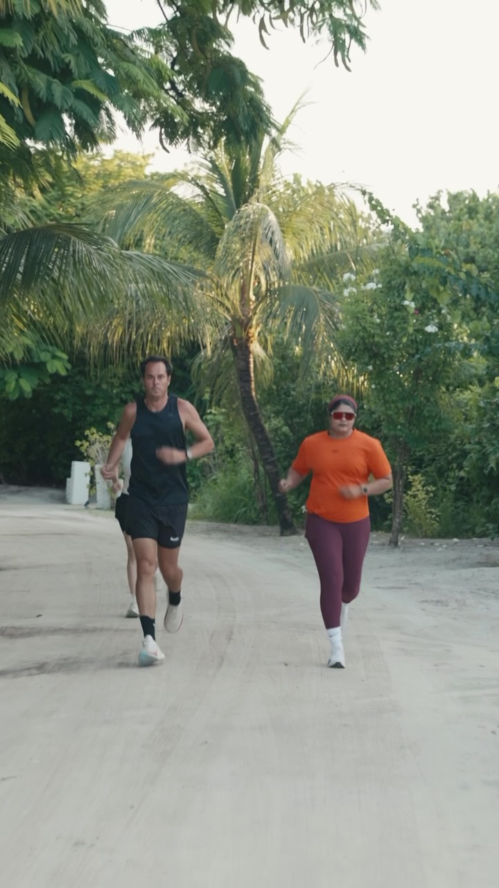 Scaldare i motori prima del grande giorno. I corridori hanno preso il ritmo con una corsa di riscaldamento attraverso Hideaway, gambe pronte e spirito alto in vista della Maldives Hideaway Resort Run di domani. Un ultimo tratto di t