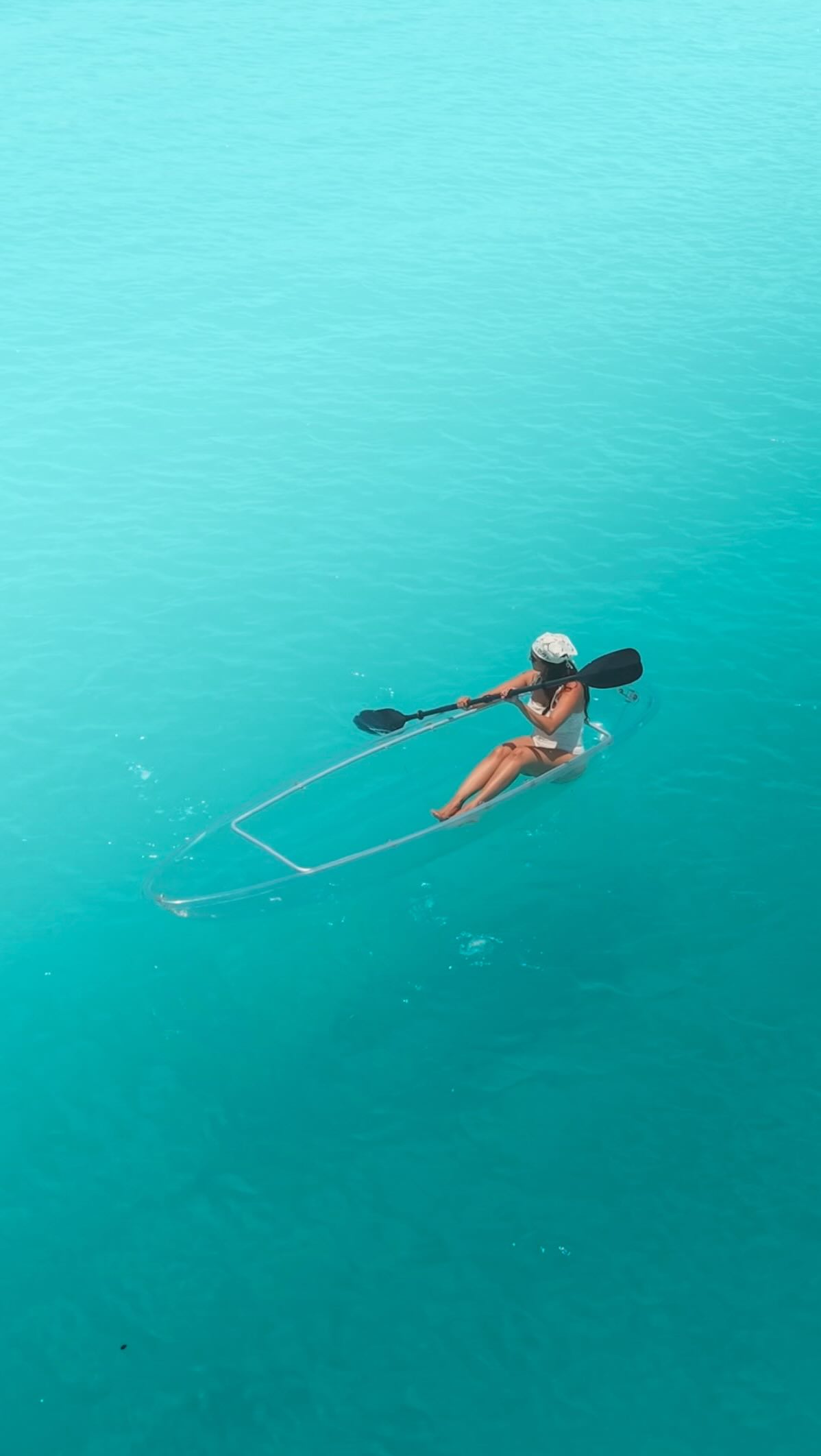 Glissez sur le lagon turquoise à bord d’un kayak transparent fait pour des eaux limpides, avec une vie marine éclatante évoluant juste sous vous. Ici, le monde semble calme et silencieux, juste vous, le mouvement doux de l’