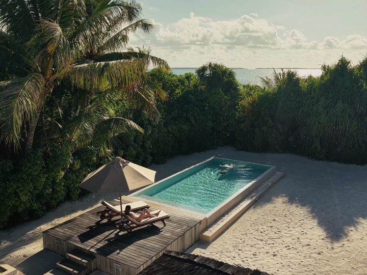 Parfois, les meilleurs jours sont ceux où rien n’est prévu. Plongez dans votre piscine privée, sentez le sable à quelques pas seulement, et regardez le ciel se parer d’or tandis que le soleil se couche sur l’océan. Dans nos Beach
