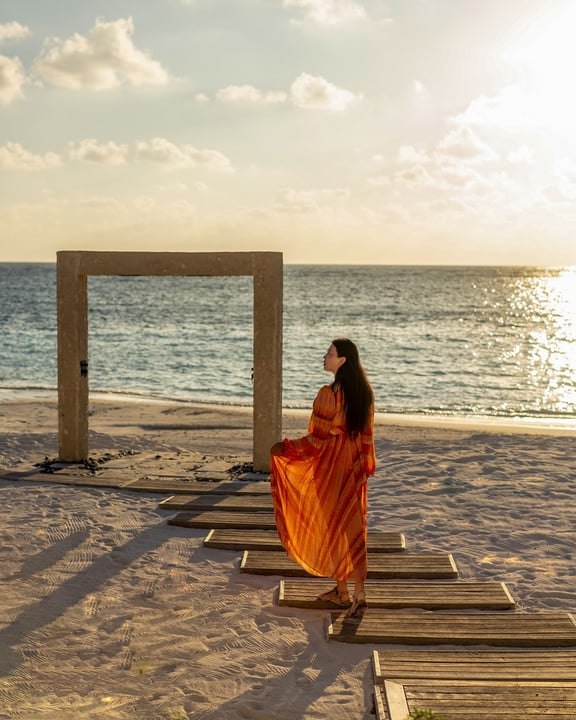 Foto von Hilton Maldives Amingiri vom 19. Juli 2026. Könnte ein Bild von Sarong, Kopftuch, Meer und Text sein.