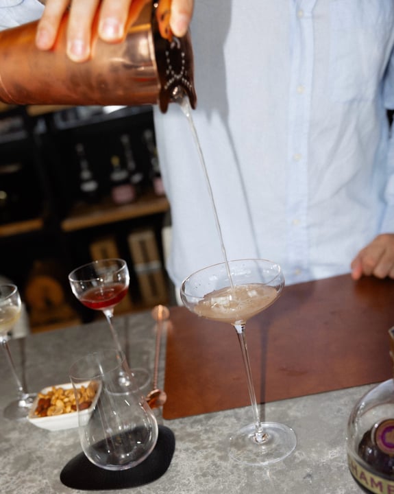 Foto von Hilton Maldives Amingiri vom 17. Juli 2026. Könnte ein Bild von Cocktailshaker, Cocktail, Karaffe und Text sein.