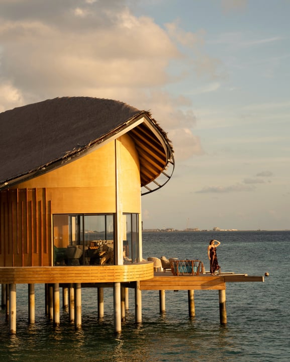 Foto di Hilton Maldives Amingiri del 18 settembre 2026. Potrebbe essere un'immagine di cabana, boathouse e testo.