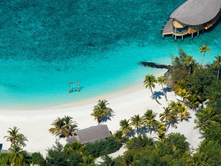 Framed by blue waters and lush tropical foliage, Amingiri is an island of winding paths and open horizons, where the days unfold naturally between exploration and stillness.

Discover your escape with