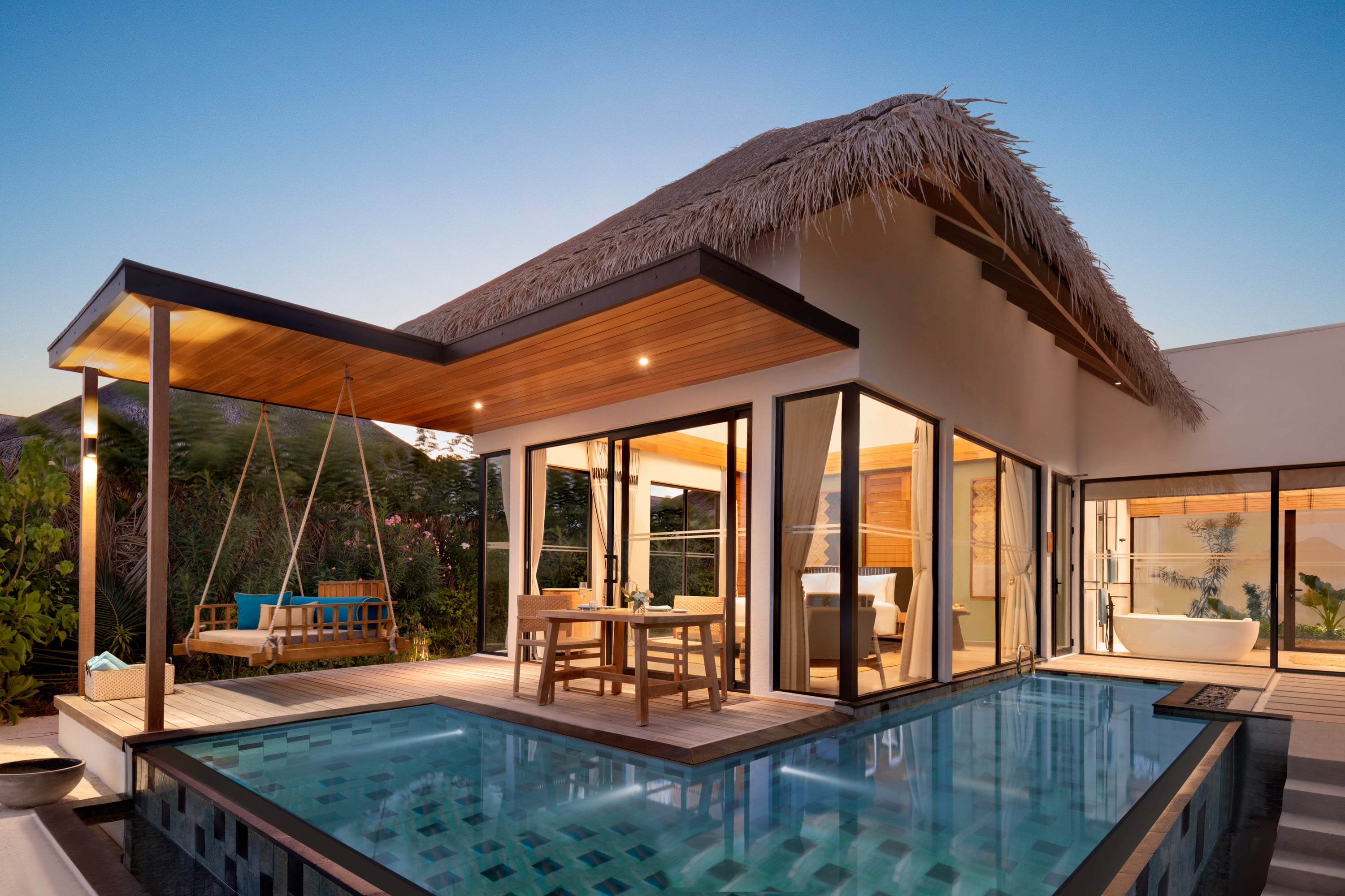 Außenansicht der Beach Pool Villa mit einem Schlafzimmer im Hilton Maldives Amingiri Resort & Spa