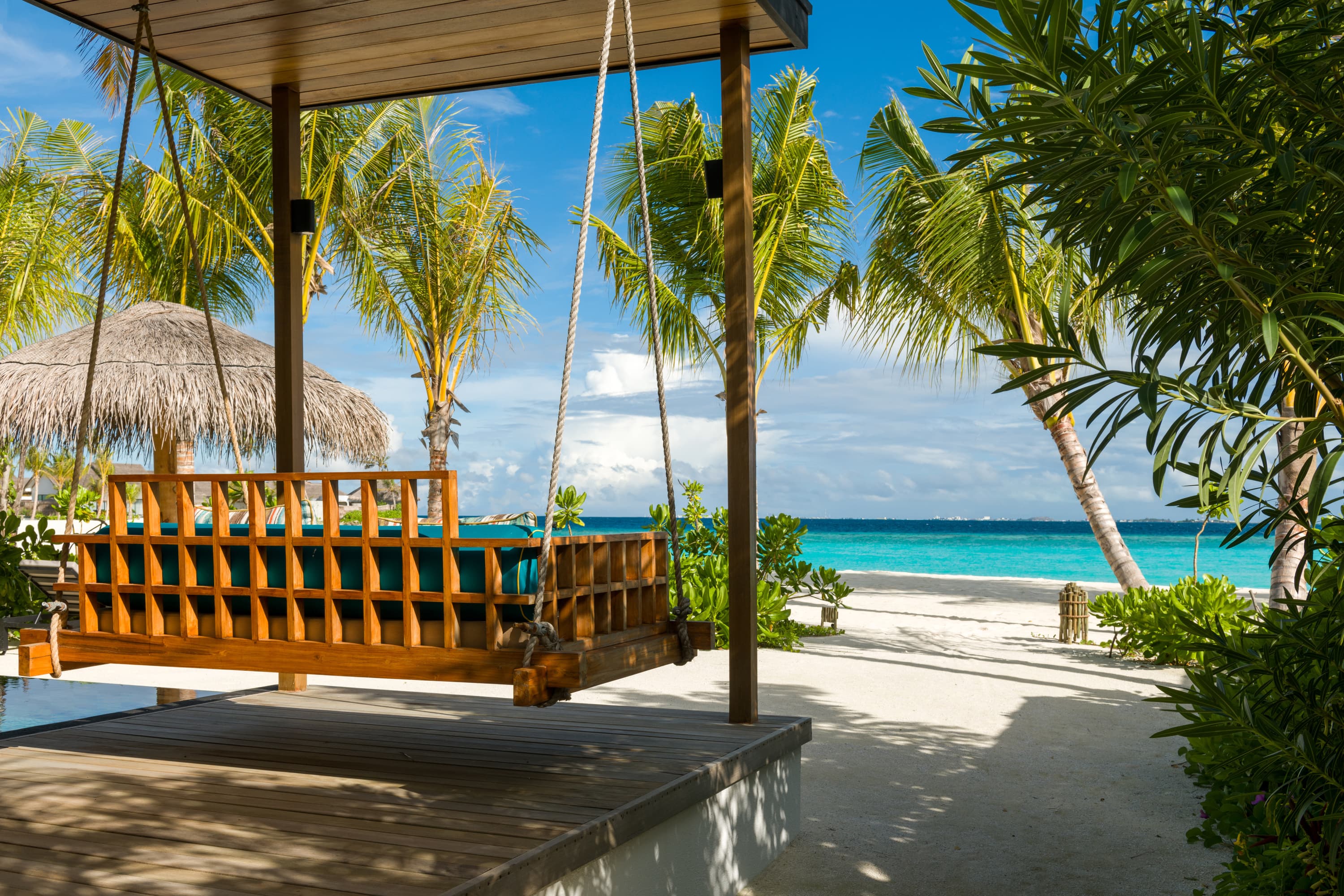 Außenbereich der Villa mit Schaukel im Hilton Maldives Amingiri Resort & Spa