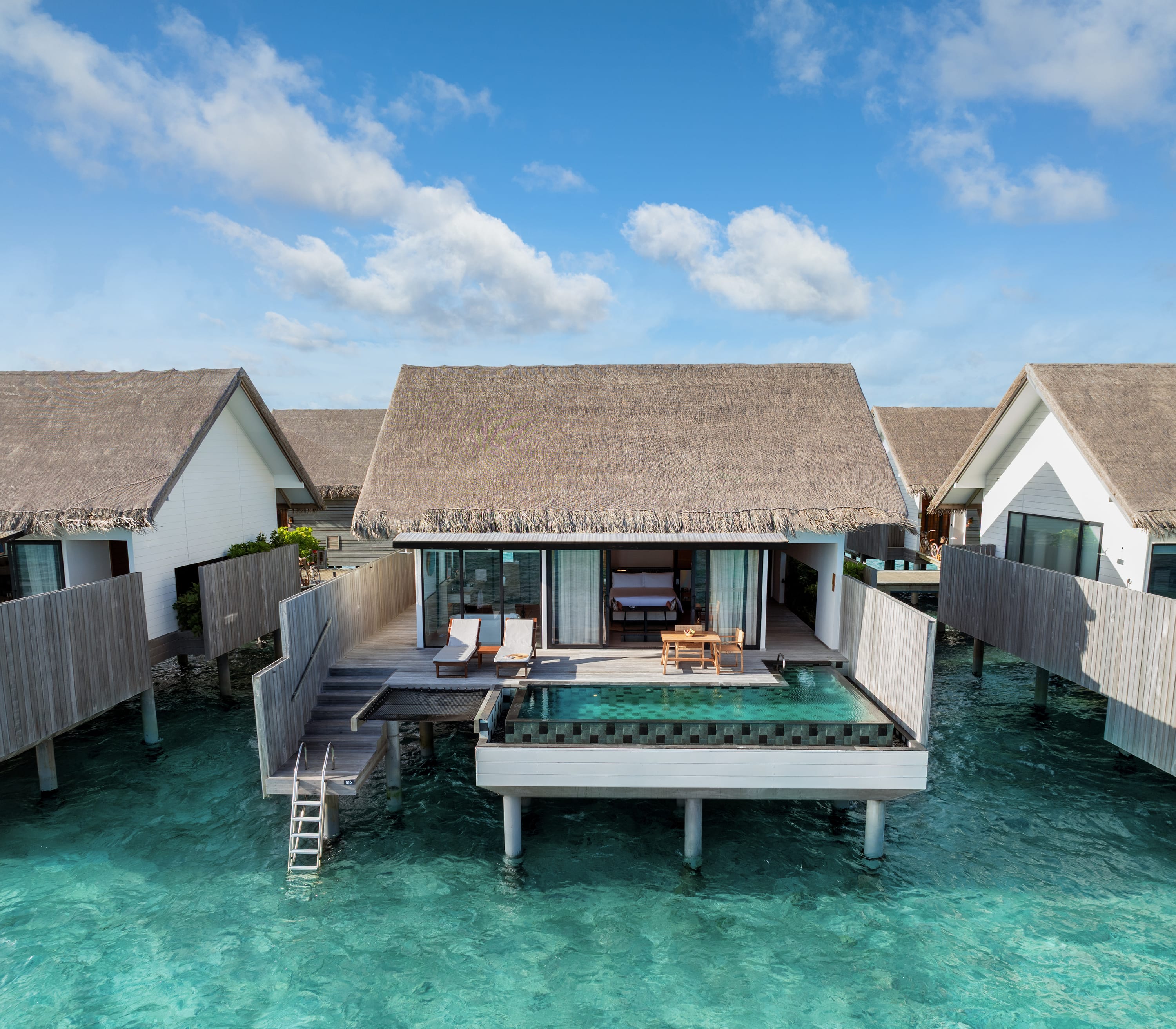 Außenansicht der One Bedroom Overwater Pool Villa im Hilton Maldives Amingiri Resort & Spa