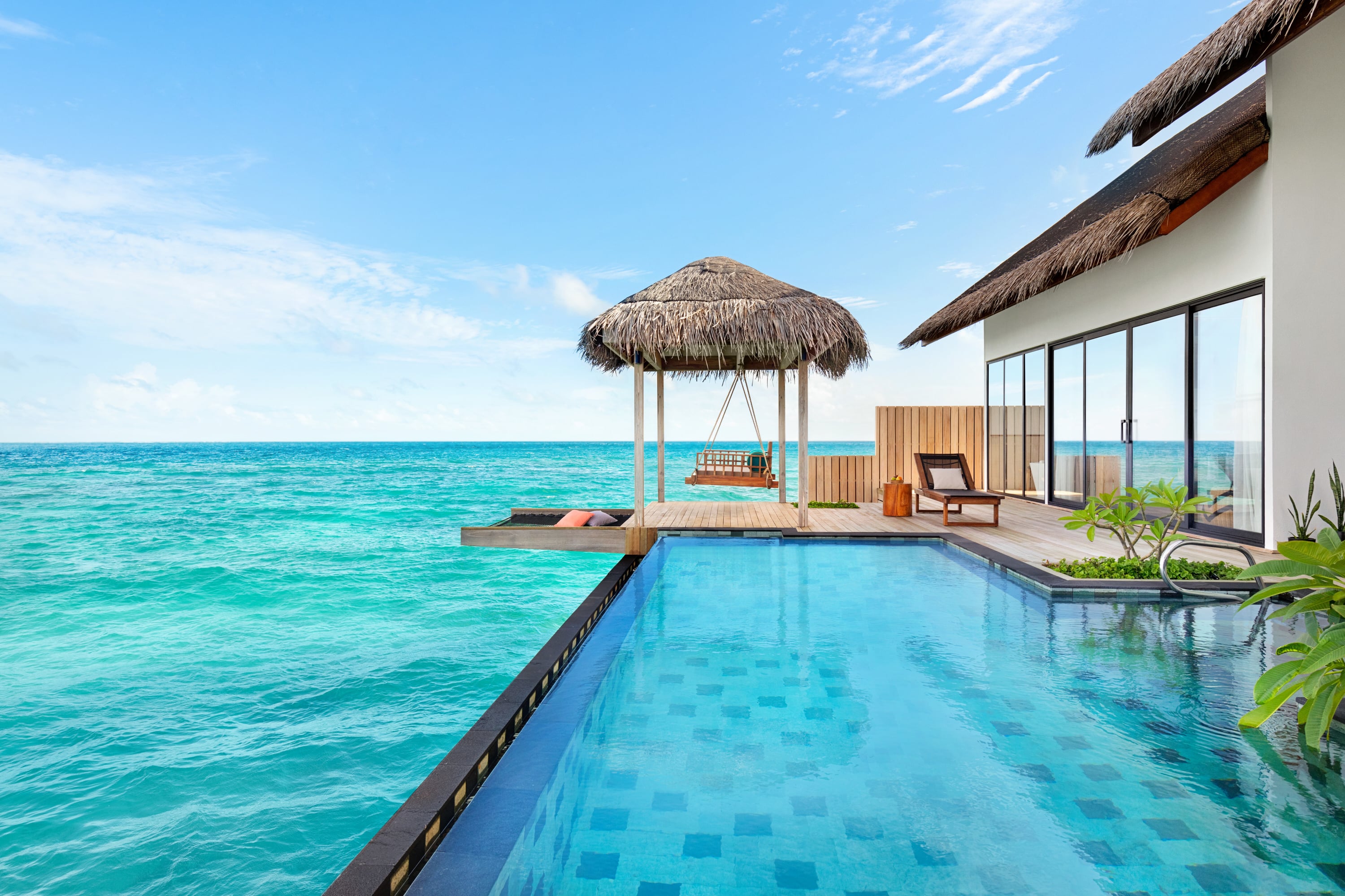 Außenansicht der Two Bedroom Overwater Pool Villa mit privatem Pool und Loungebereich im Hilton Maldives Amingiri Resort & Spa