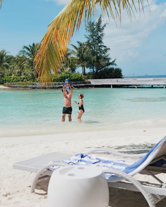 Foto von Holiday Inn Resort Maldives vom 24. August 2026. Zeigt möglicherweise Strand, Cabana und Text.