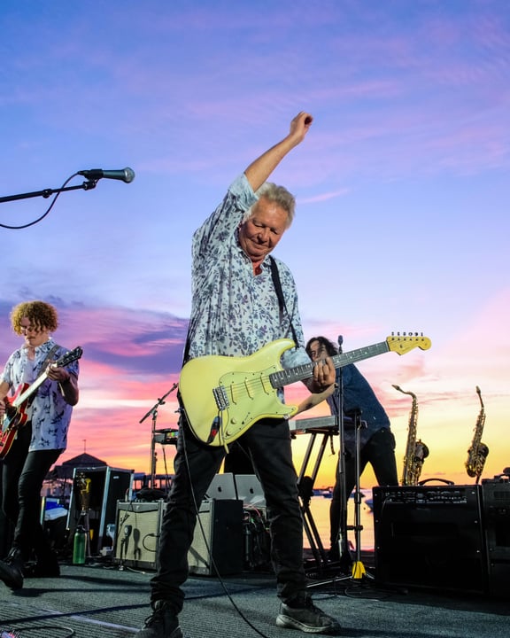 Foto condivisa da MUSIC IN PARADISE l'8 settembre 2026 con i tag @richardwilkins, @icehouseband, @holidayinnresortmaldives e @jamiegtravel. Potrebbe essere un'immagine di chitarra, concerto e testo.