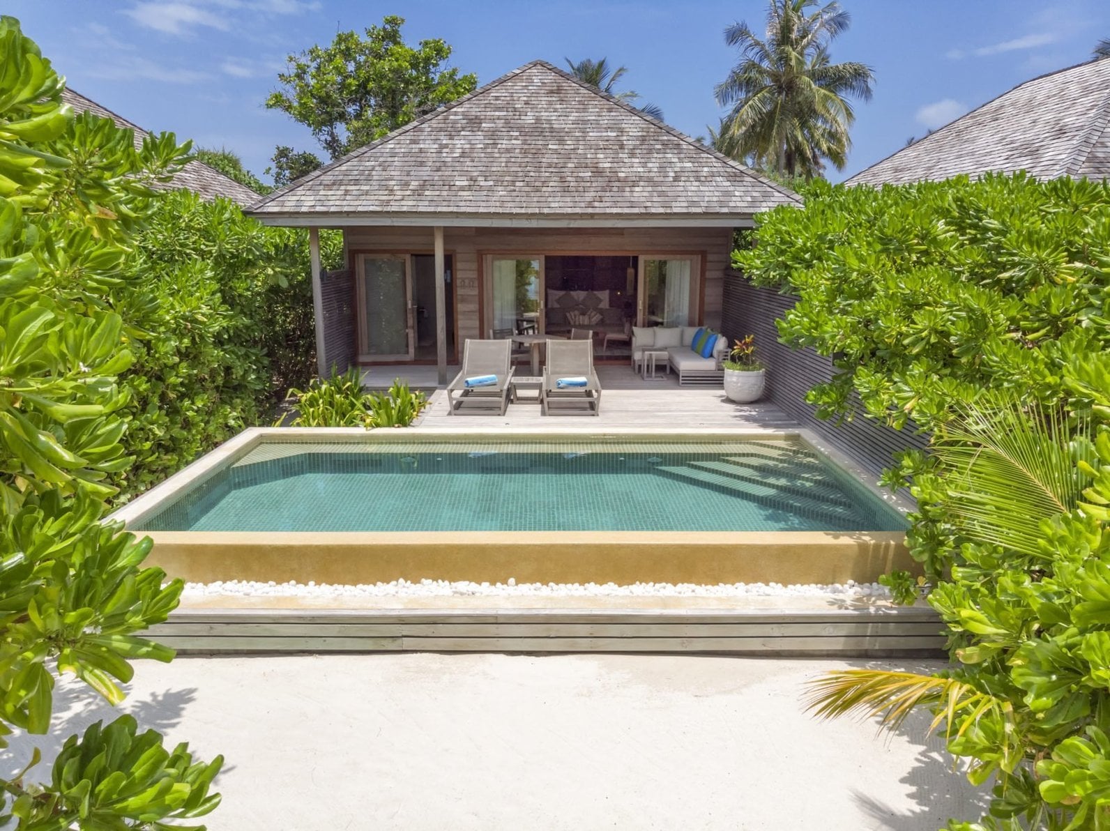 Außenansicht der Beach Sunset Pool Villa im Hurawalhi Island Resort