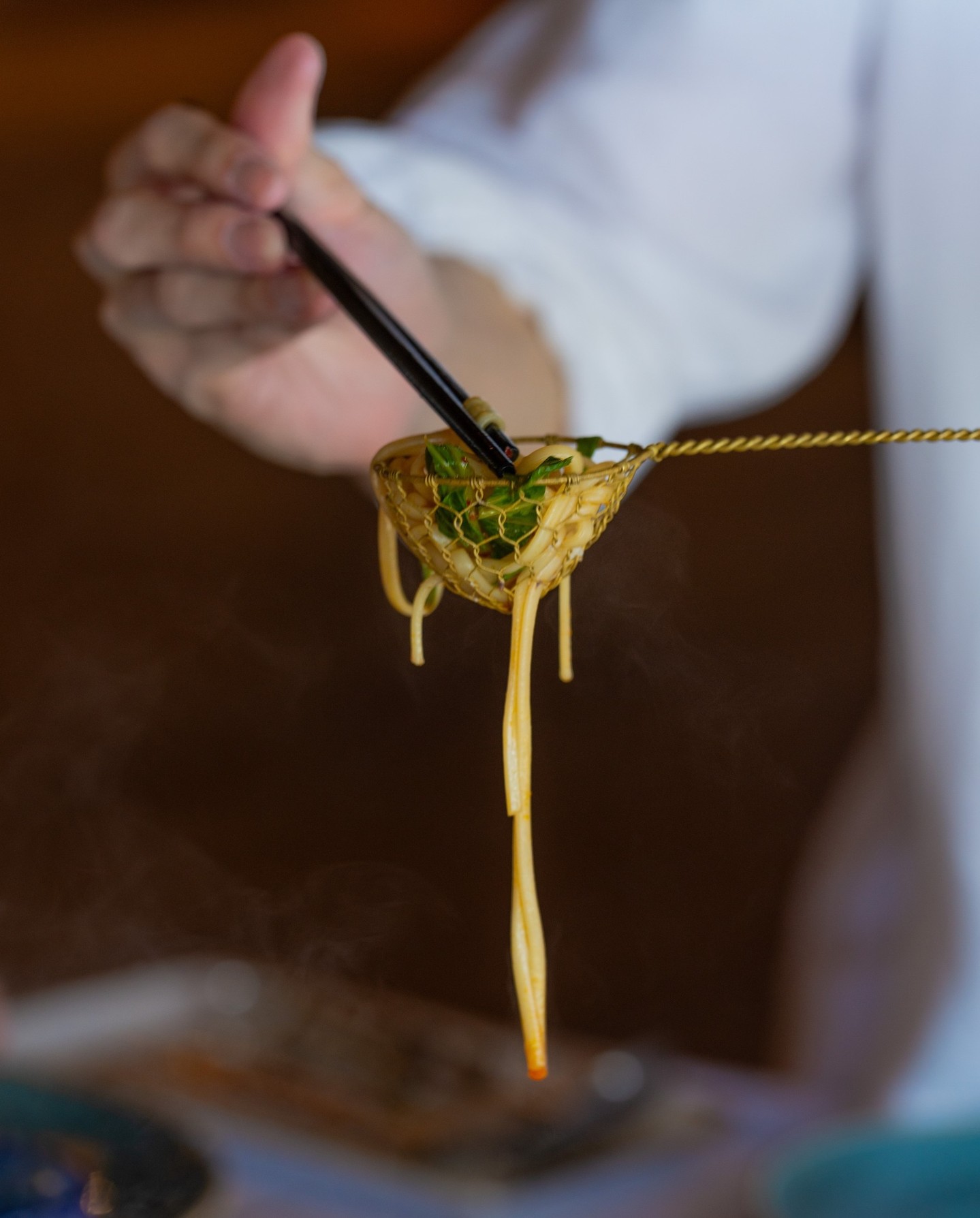 Foto von Hurawalhi Maldives am 27. August 2026. Könnte ein Bild von Hot Pot, Chow Mein, Ramen, Fondue, Pasta, Nudeln, Gemüse, Zange, Spieß, Spaghetti, Stäbchen und Text sein.