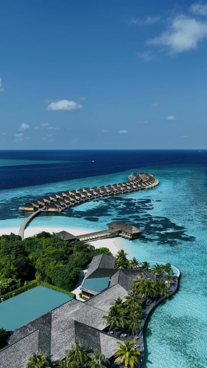 Hurawalhi wird von seiner Umgebung geprägt. Klare Lagunen, weite Horizonte und eine reiche Unterwasserwelt bilden die Kulisse für ein Erlebnis, das Raum, Einfachheit und bedeutsame Zeit auf der Insel zu schätzen weiß.
