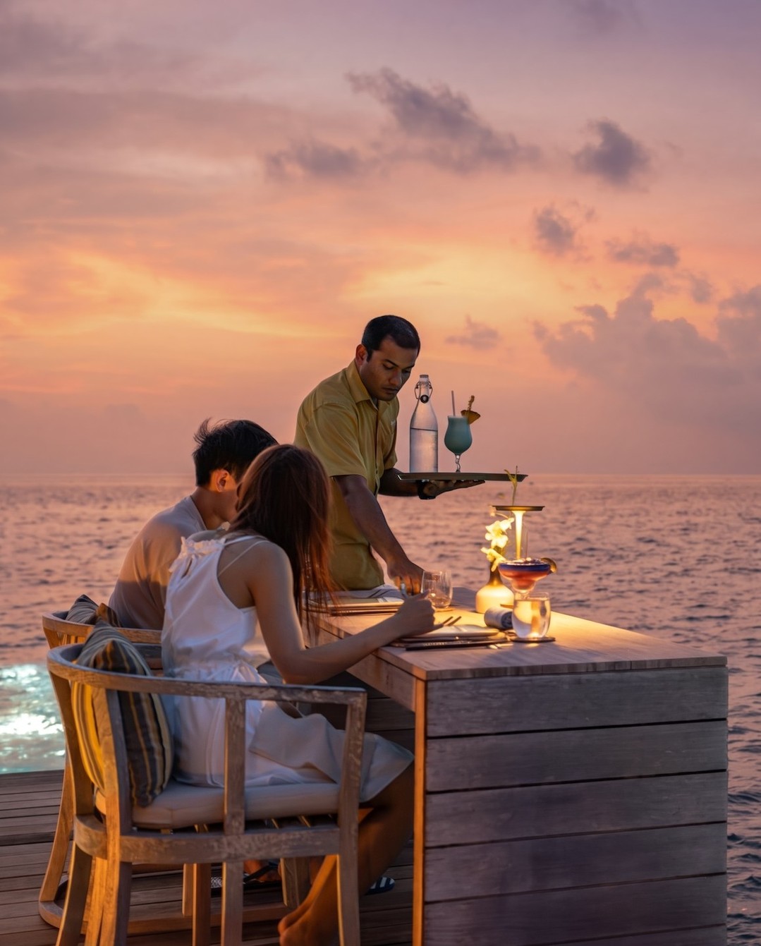 Foto di Hurawalhi Maldives del 10 settembre 2026. Potrebbe essere un'immagine di una o più persone, crepuscolo, oceano e testo.