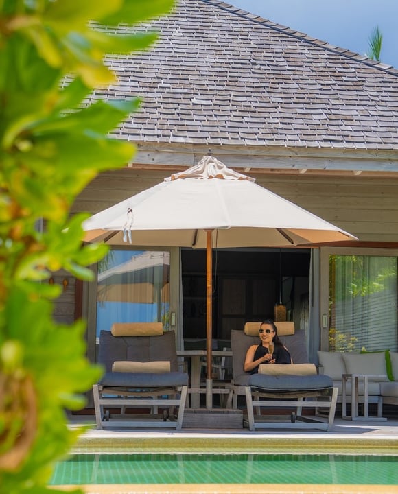 A quiet moment by the pool, a glass of champagne in hand, and the beach just a few steps away. This is how days unfold at Hurawalhi, slow, relaxed, and entirely your own.

#Maldives #VisitMaldives #Re