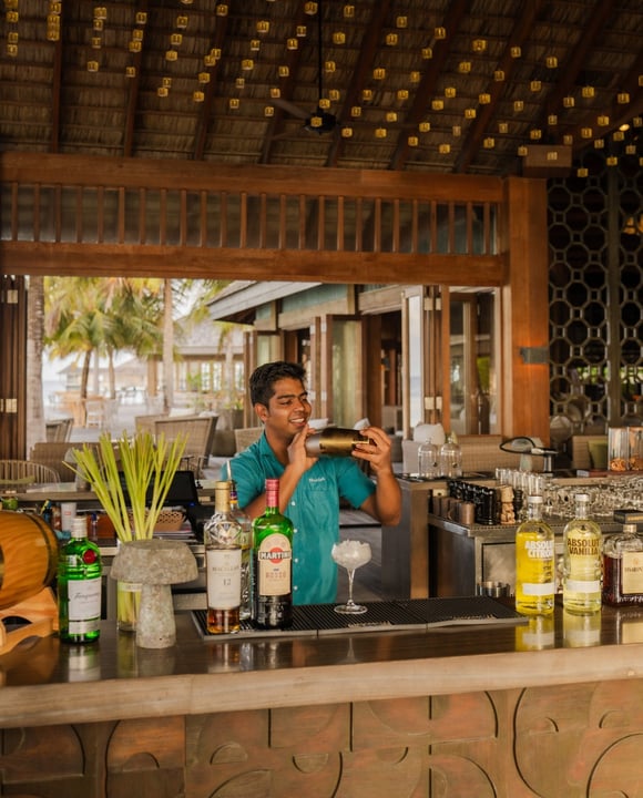 Du premier au dernier verre, nos barmen du Coco Bar sont là pour rendre l'expérience agréable et sans accroc, toujours prêts avec une recommandation ou un cocktail parfaitement préparé.

Cocktails classiques